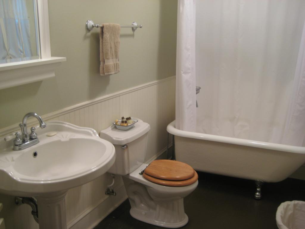 Hotel Backwoods Bed And Bath