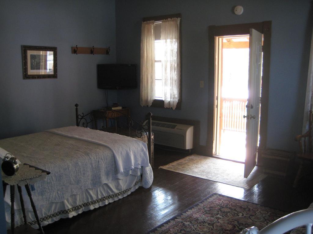 Hotel Backwoods Bed And Bath